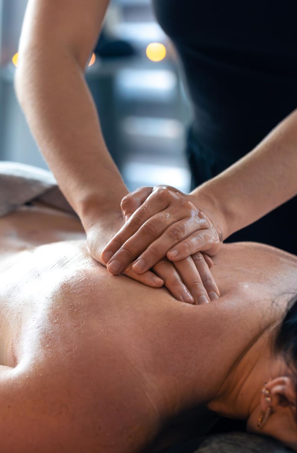 Professional back massage treatment in Amsterdam West