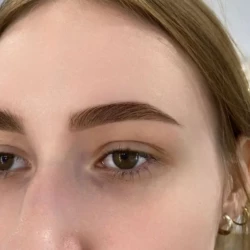 a closeup of a woman's face showing her eyebrows done well as part of a beauty treatment by waxination.nl in Amsterdam