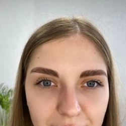 a closeup of a woman's face showing her eyebrows done well as part of a beauty treatment by waxination.nl in Amsterdam